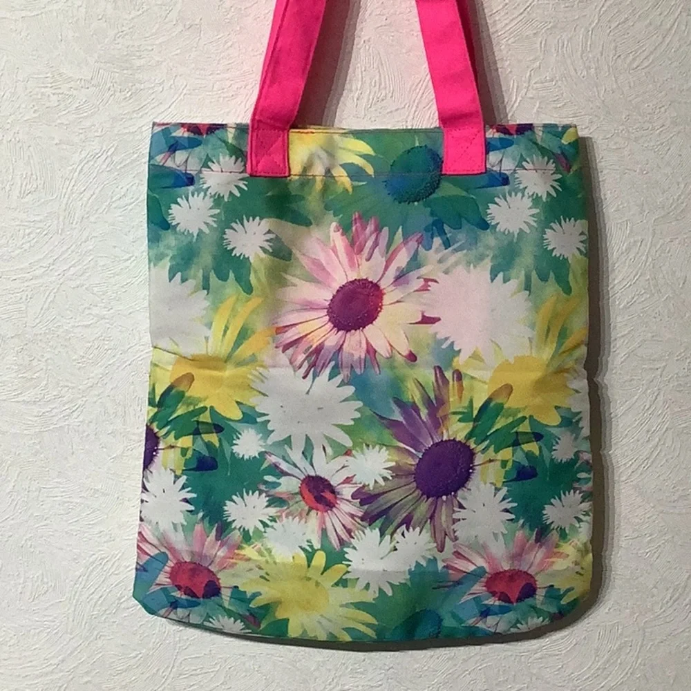 SO NEW - Living the Dream flower TOTE w/ inside pouch